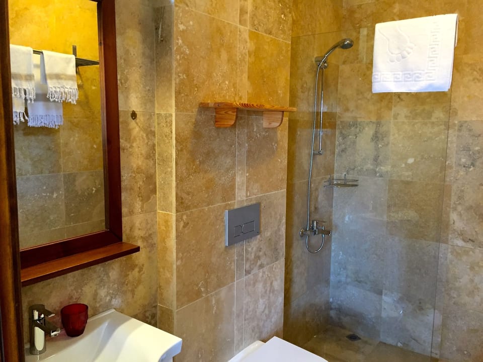Family Quadruple Room | Bathroom | Shower, free toiletries, hair dryer (on request), slippers