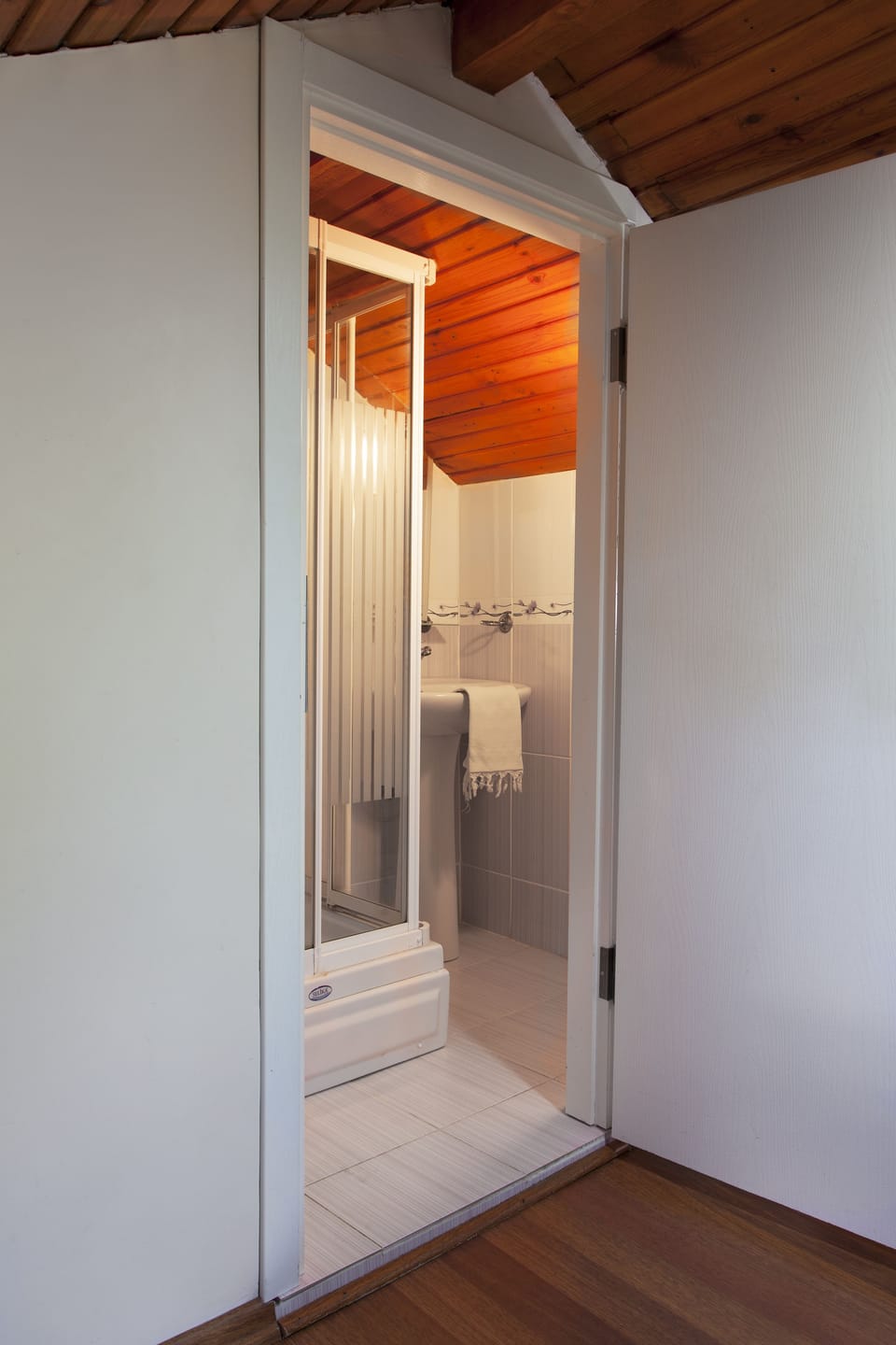 Triple Room (Attic) | Bathroom | Shower, hair dryer, bathrobes, slippers