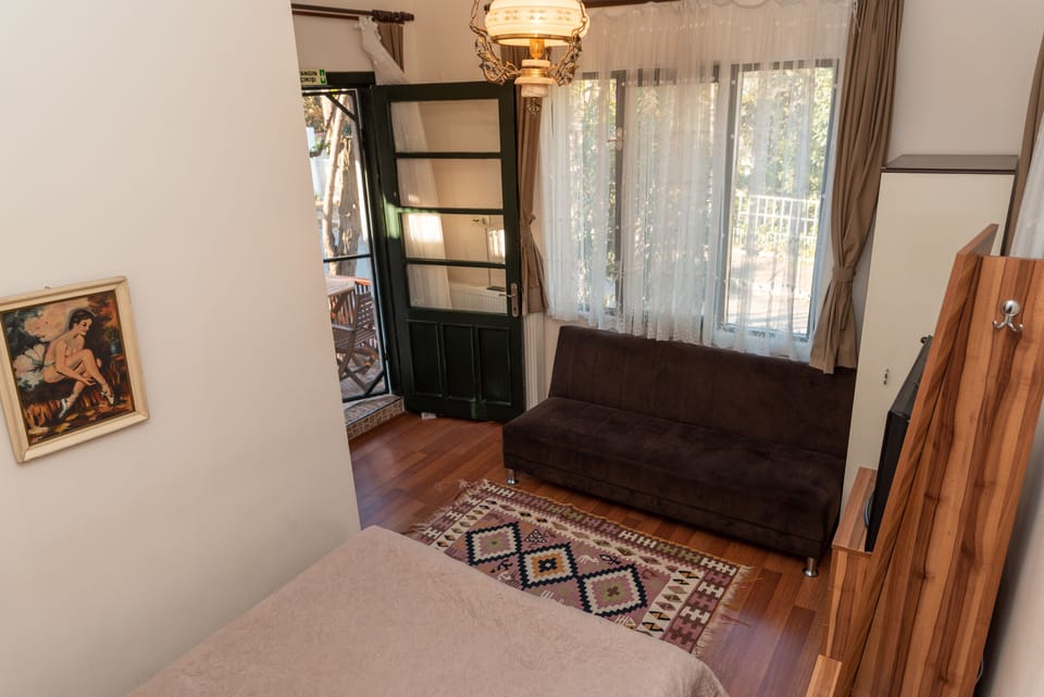 Triple Room (Shared Balcony) | Desk, soundproofing, free WiFi, bed sheets