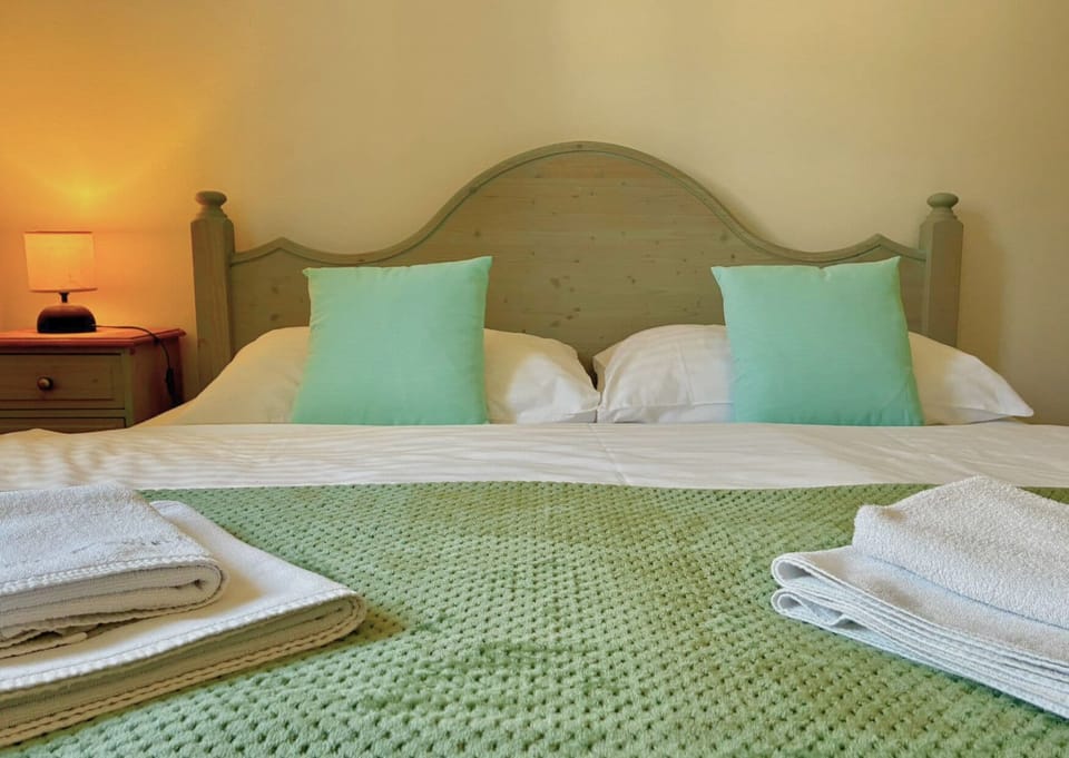 Double Room | In-room safe, WiFi, bed sheets