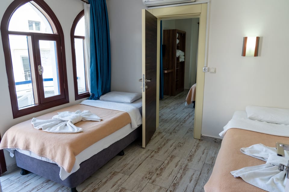 Suite | Premium bedding, desk, blackout drapes, free WiFi