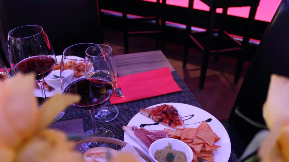 3 restaurants; lunch and dinner served