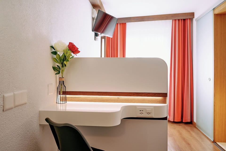 Basic Single Room, 1 Twin Bed, Non Smoking | Desk, WiFi (free), bed sheets