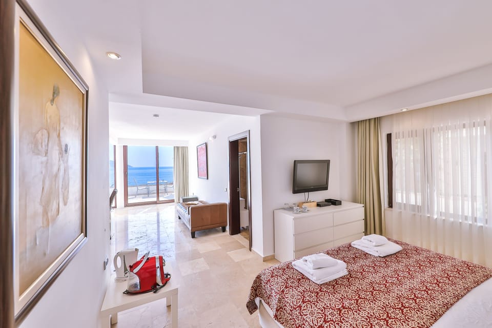 Deluxe Suite, Jetted Tub, Sea View | Premium bedding, free minibar items, in-room safe, desk