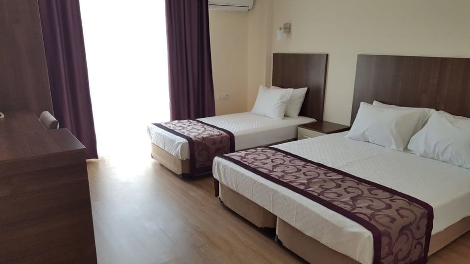 Minibar, in-room safe, desk, WiFi (free)