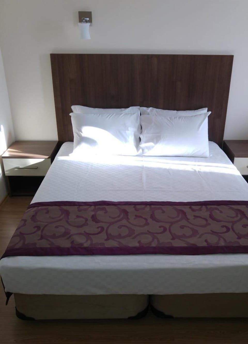 Minibar, in-room safe, desk, WiFi (free)