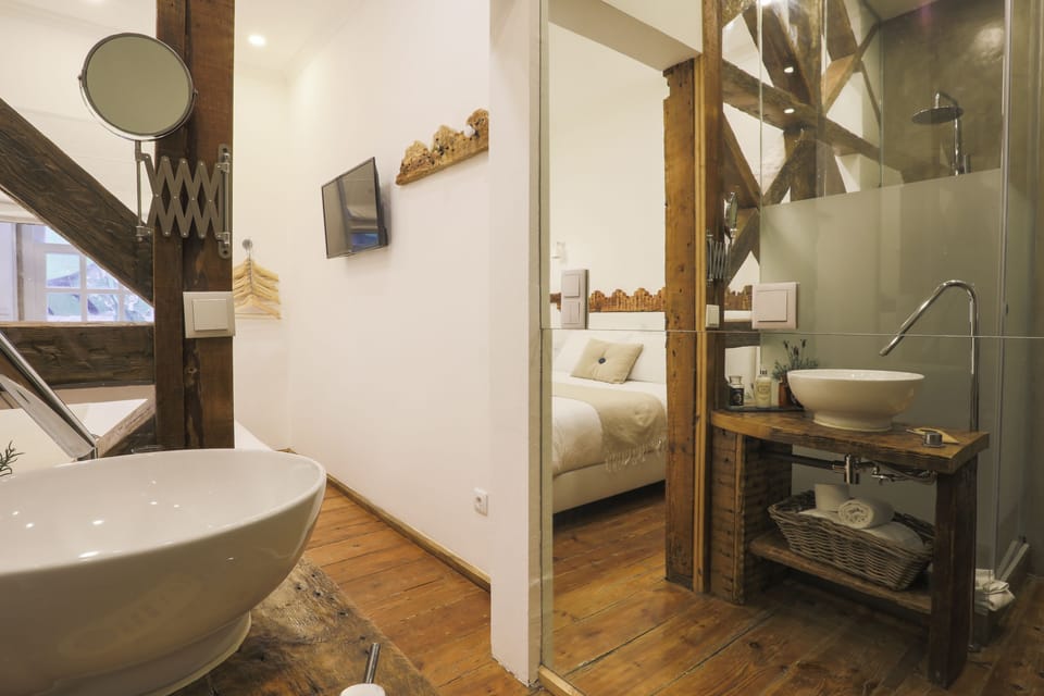 Standard Double Room | Bathroom | Shower, free toiletries, hair dryer, towels