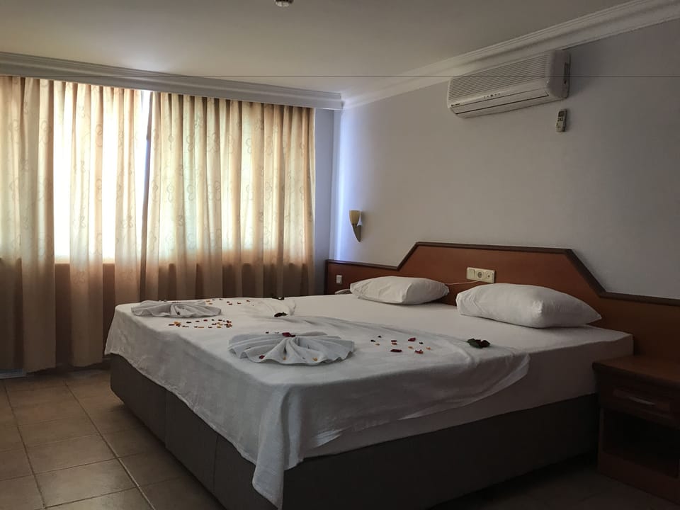 Standard Double or Twin Room, Multiple Beds | Minibar, desk, iron/ironing board, WiFi