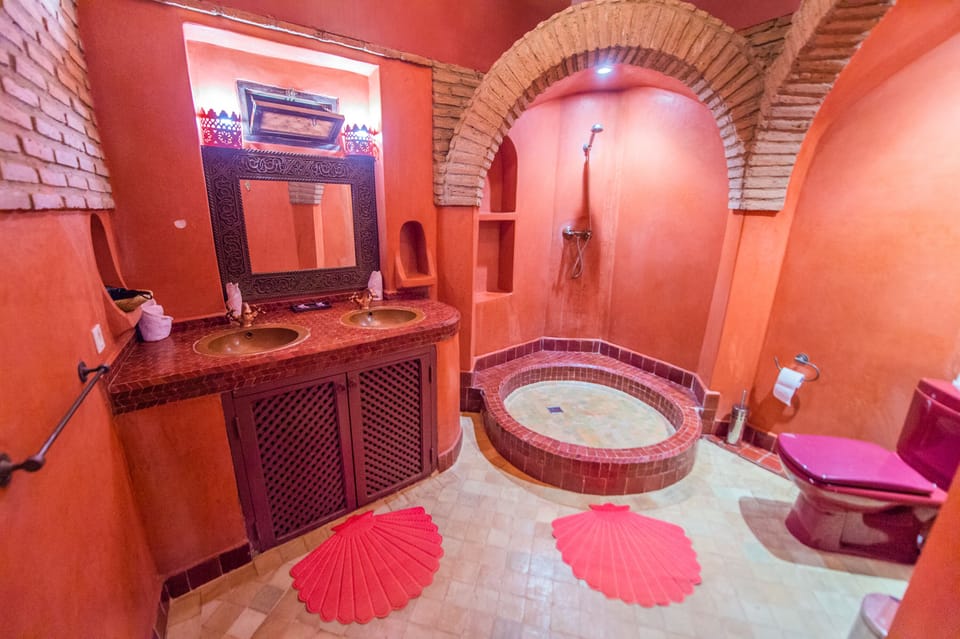 Luxury Suite | Bathroom | Shower, free toiletries, hair dryer, towels