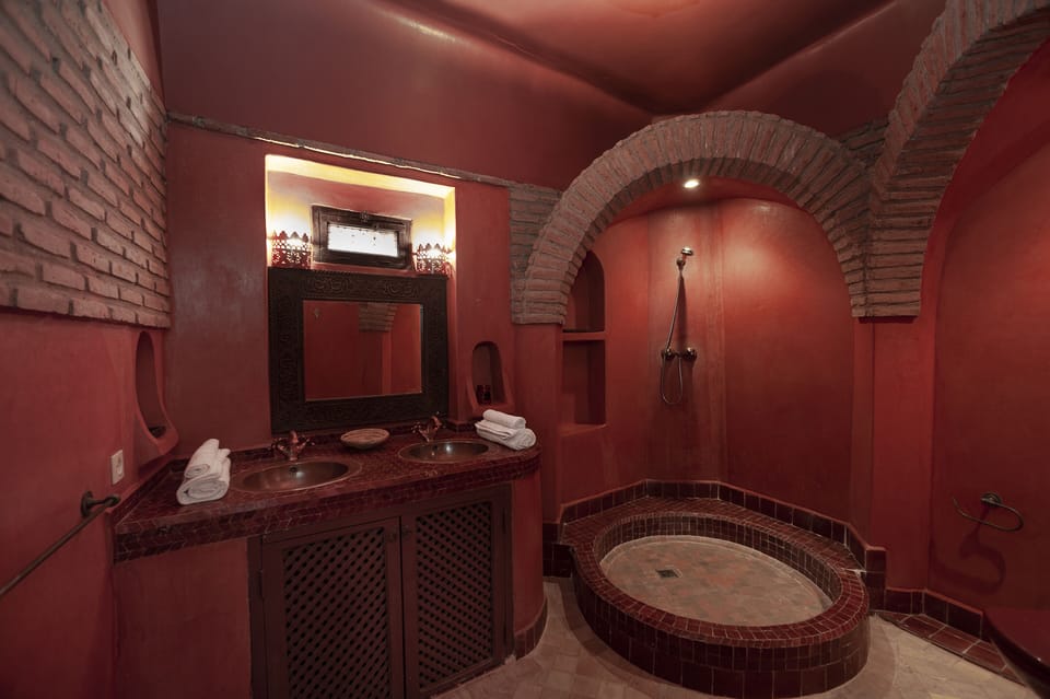 Luxury Suite | Bathroom | Shower, free toiletries, hair dryer, towels