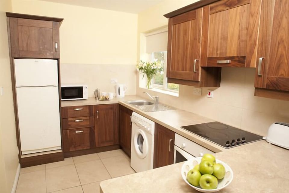 Full-size fridge, microwave, oven, stovetop