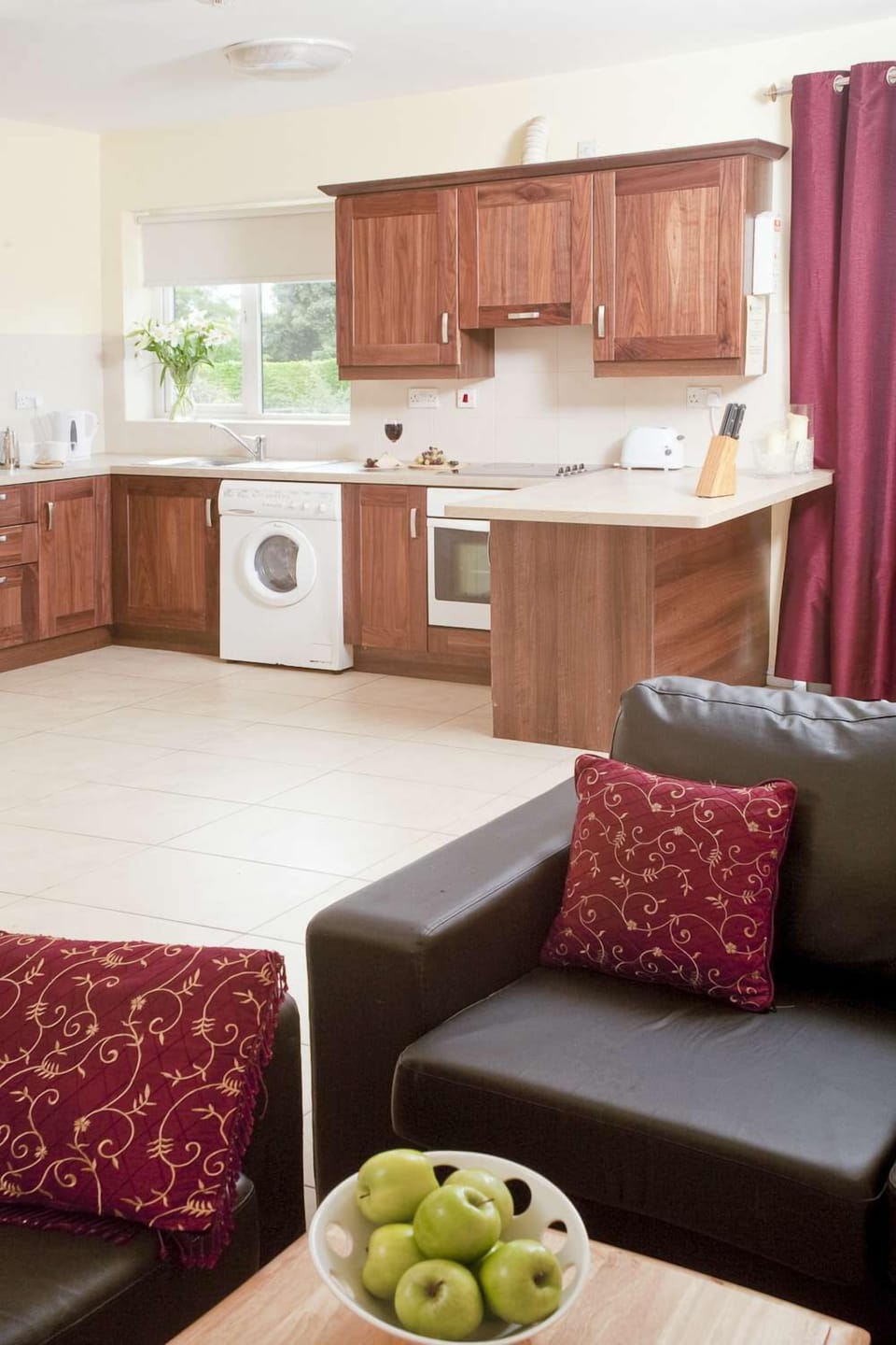 Full-size fridge, microwave, oven, stovetop