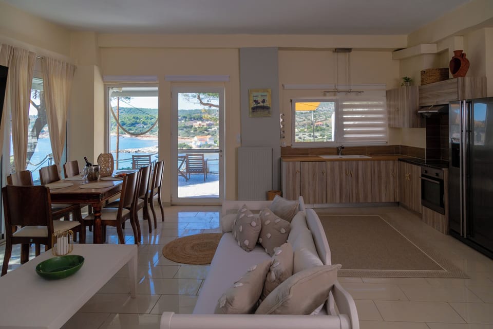 Comfort Villa | Living area | Flat-screen TV