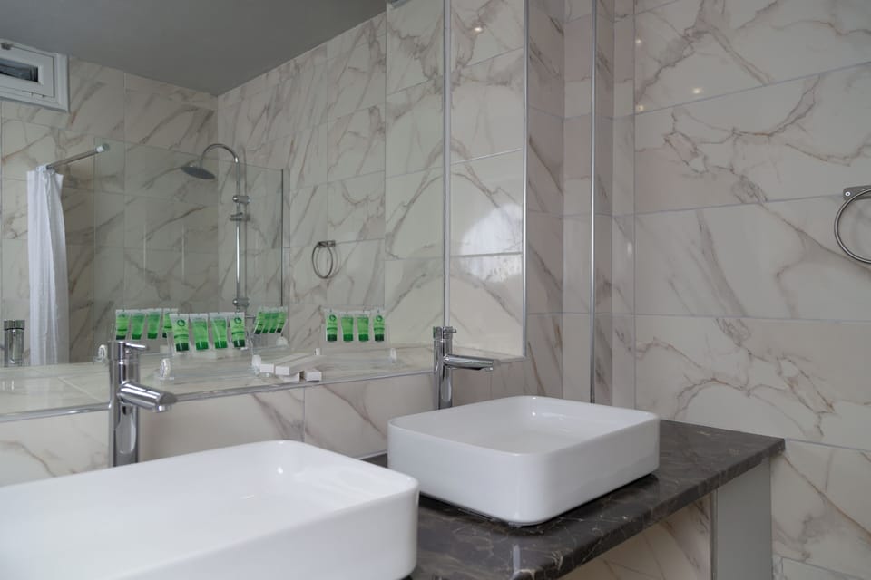 Comfort Villa | Bathroom | Shower, free toiletries, slippers, towels