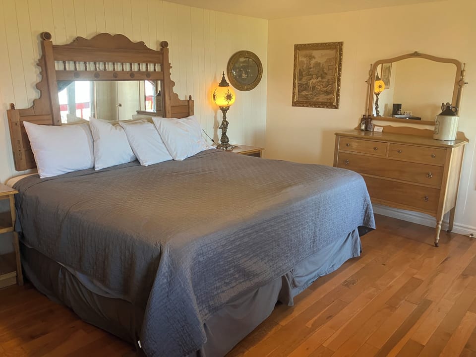 Standard Room, 1 Queen Bed, Sea Facing | Individually decorated, individually furnished, blackout drapes
