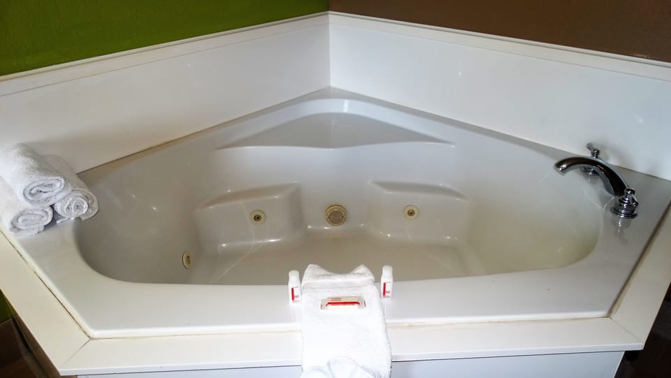 Room, 1 King Bed, Hot Tub, Non Smoking | Room amenity