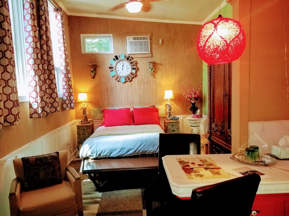 Suite, Private Bathroom (Carriage House) | Egyptian cotton sheets, down comforters, desk