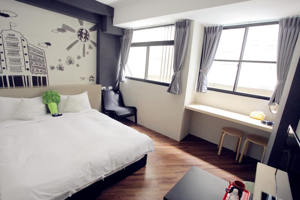 Blackout drapes, free WiFi, bed sheets