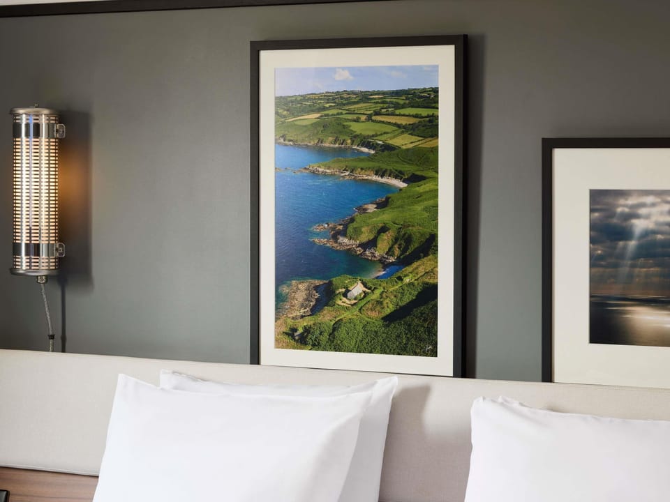 Classic Room, 1 Queen Bed | Minibar, in-room safe, desk, blackout drapes