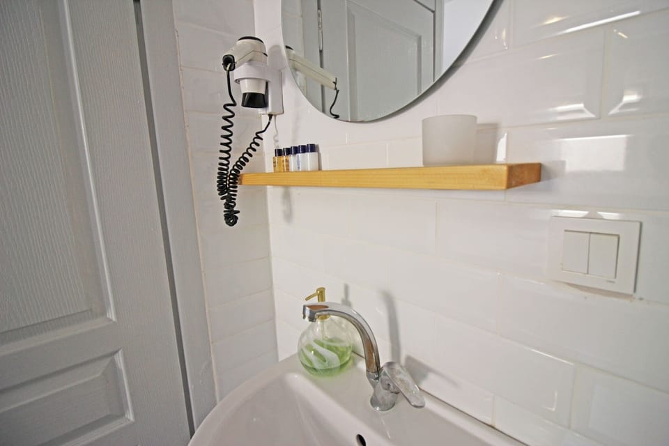 Economy Room, Ground Floor | Bathroom | Shower, hair dryer, slippers, towels