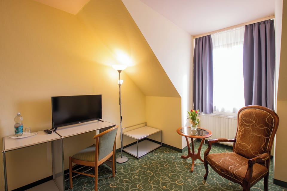 Single Room | Hypo-allergenic bedding, desk, blackout drapes, soundproofing