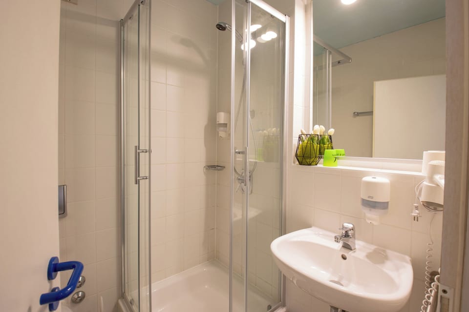 Single Room | Bathroom | Shower, free toiletries, hair dryer, towels