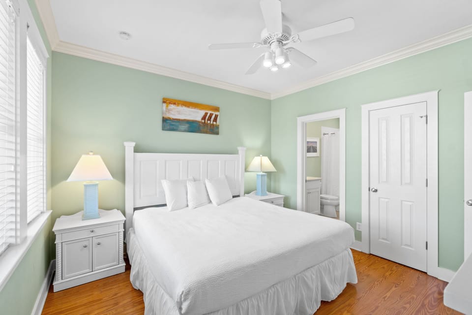 LaValencia 133 - Ballyhoo | 4 bedrooms, in-room safe, iron/ironing board, free WiFi