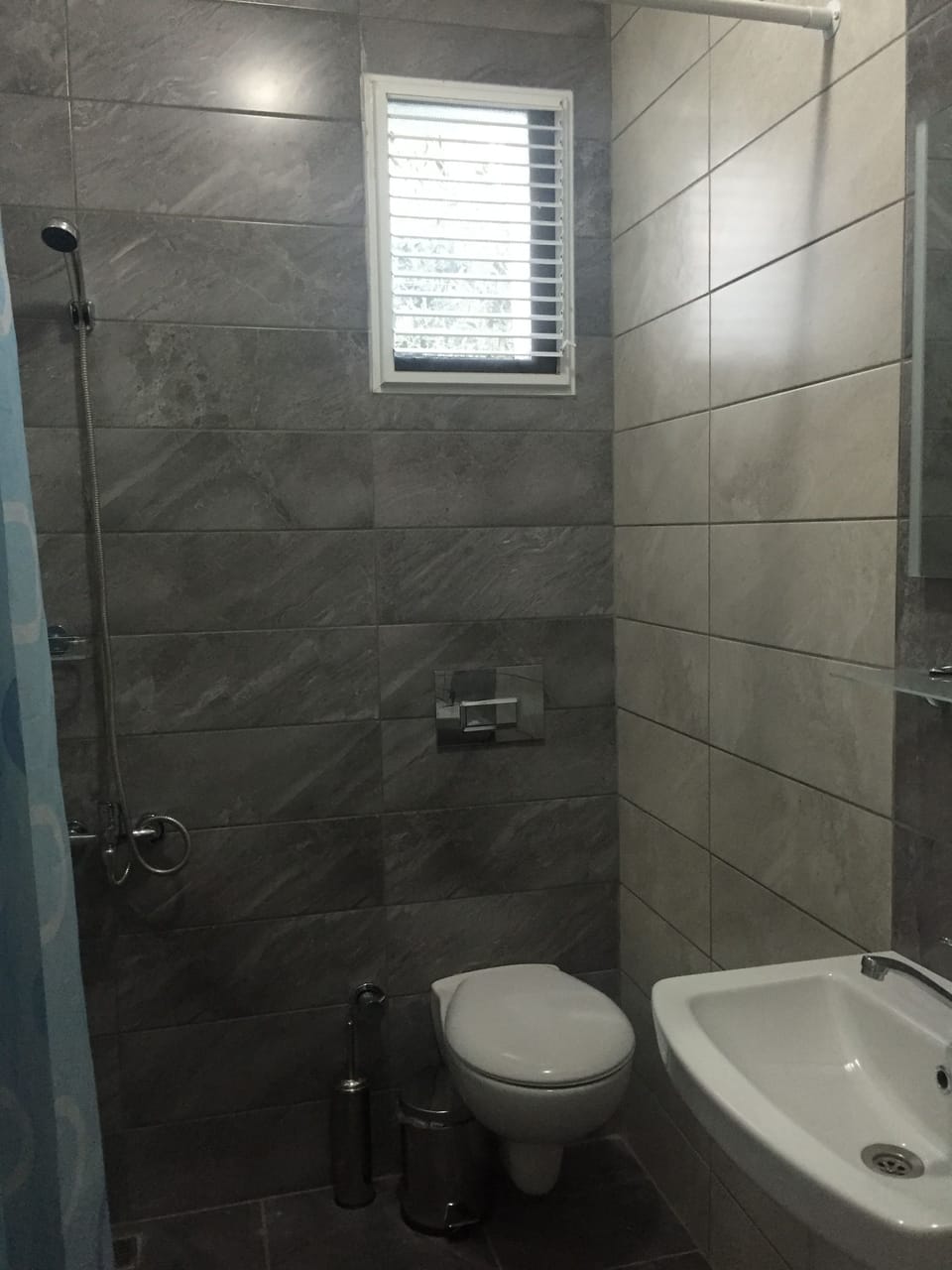 Twin Room | Bathroom | Shower, free toiletries, hair dryer, slippers