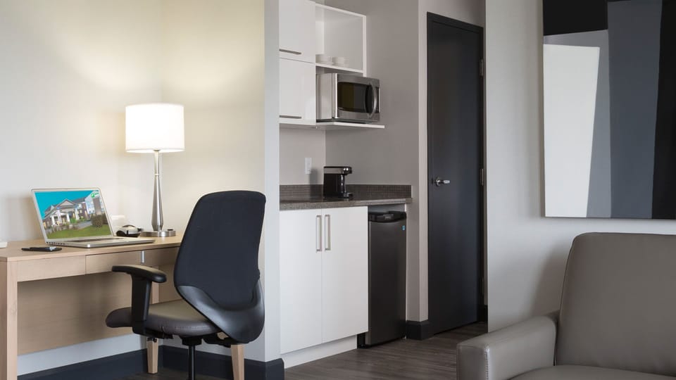 Suite, 1 Bedroom | Hypo-allergenic bedding, pillowtop beds, in-room safe, desk