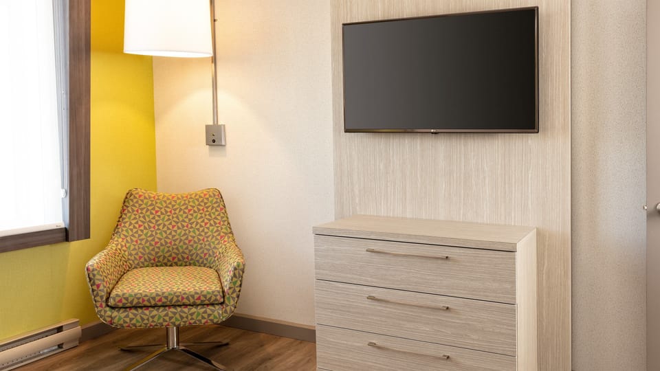 Suite, 1 Bedroom | Hypo-allergenic bedding, pillowtop beds, in-room safe, desk