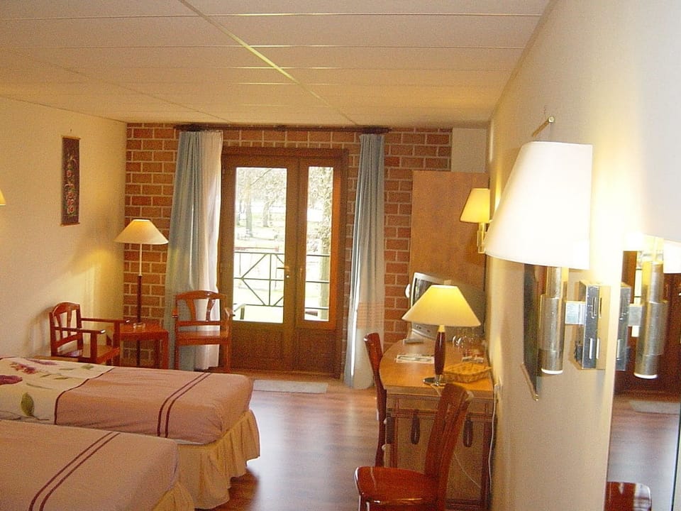 Twin Room | Minibar, in-room safe, individually decorated, individually furnished