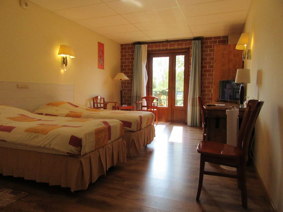Twin Room | Minibar, in-room safe, individually decorated, individually furnished