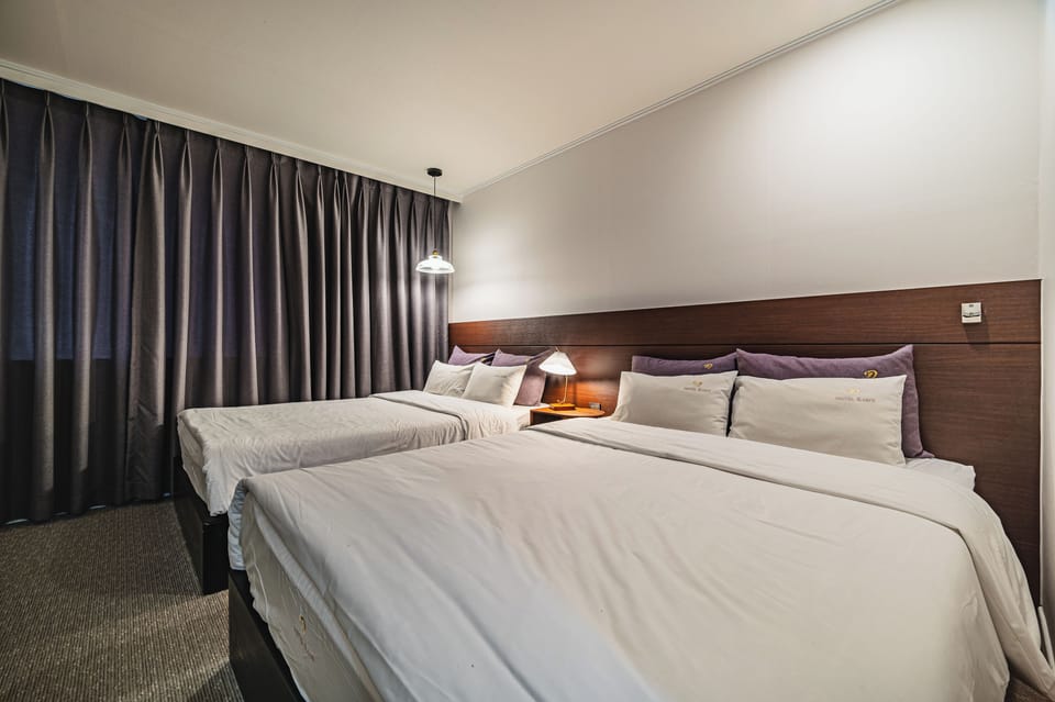 Deluxe Twin Room | Premium bedding, in-room safe, desk, soundproofing