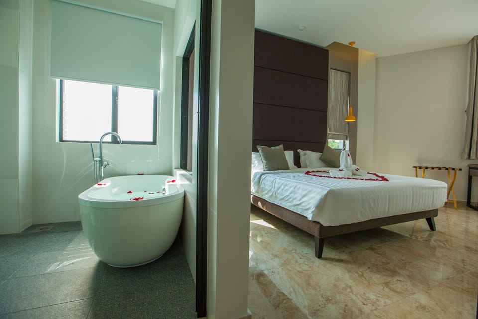King Suite | Desk, iron/ironing board, free WiFi, bed sheets