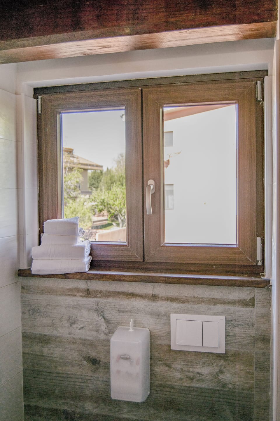 Economy Double Room | Bathroom | Shower, rainfall showerhead, free toiletries, hair dryer