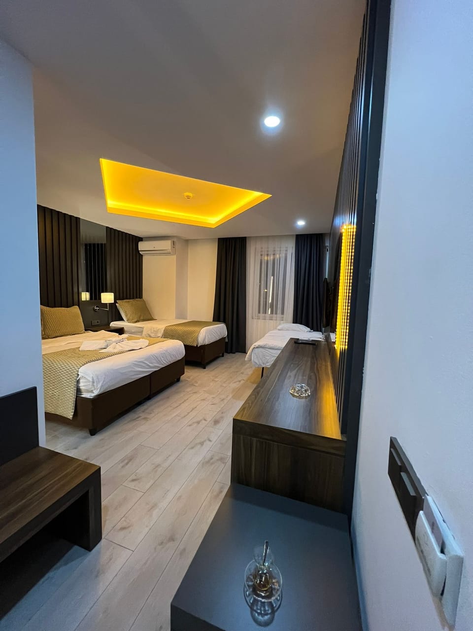 Deluxe Room | Hypo-allergenic bedding, minibar, in-room safe, individually decorated