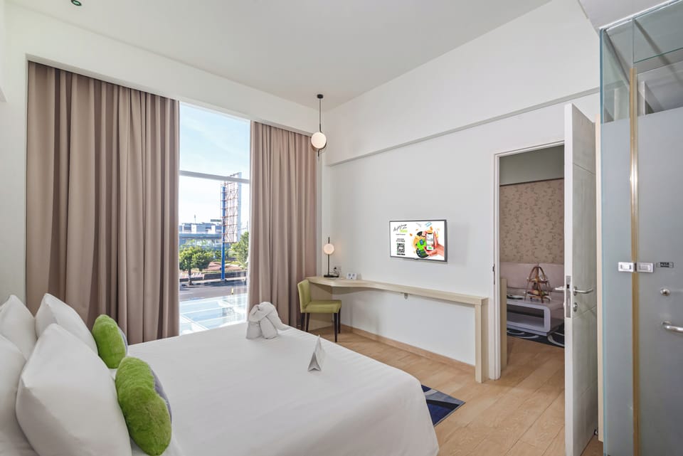 Suite Room | Desk, free WiFi, bed sheets