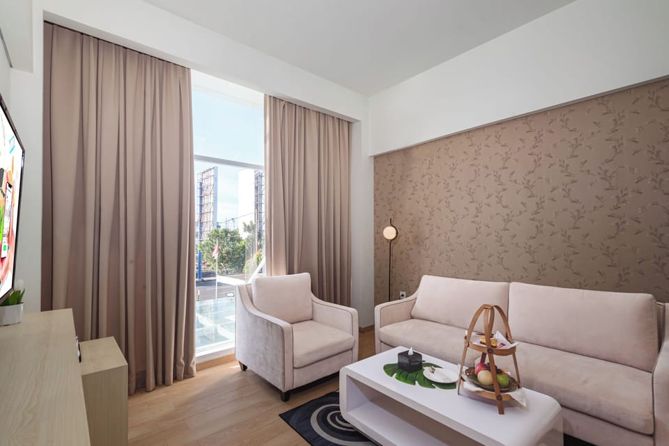 Suite Room | Living area | 29-inch LCD TV with cable channels, TV