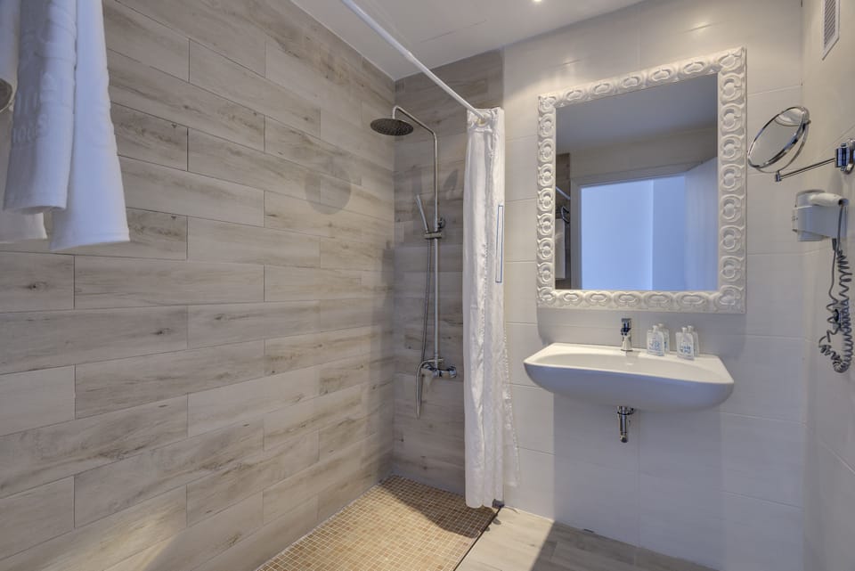 Superior Room | Bathroom | Shower, eco-friendly toiletries, hair dryer, towels
