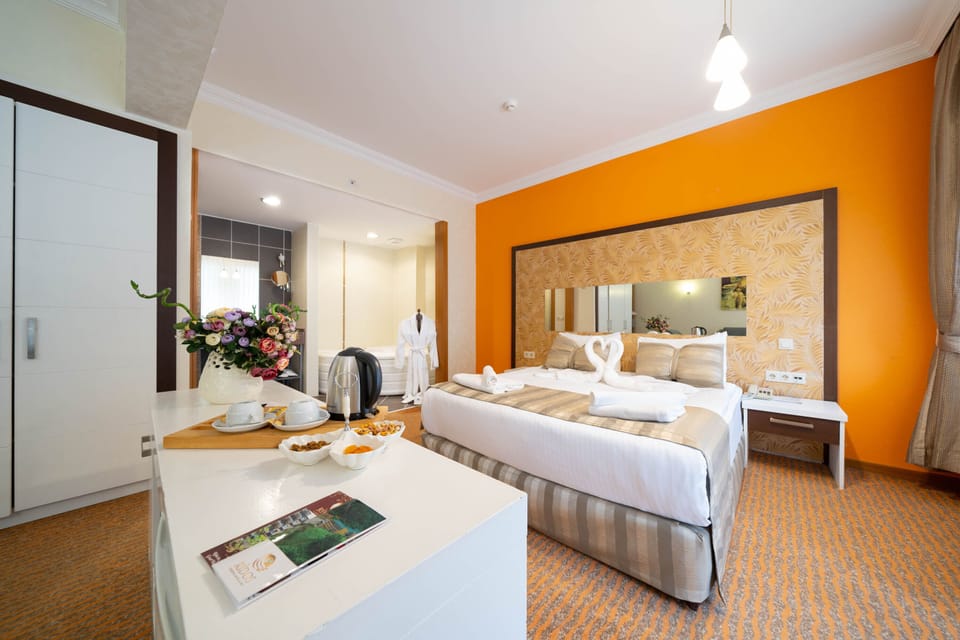 Corner Suite | 1 bedroom, free minibar items, in-room safe, individually decorated
