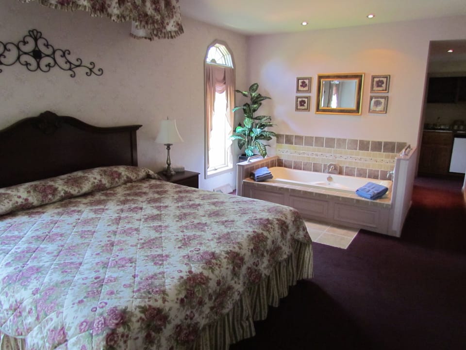 Premium Room, 1 King Bed, 2nd floor | Iron/ironing board, free WiFi, bed sheets