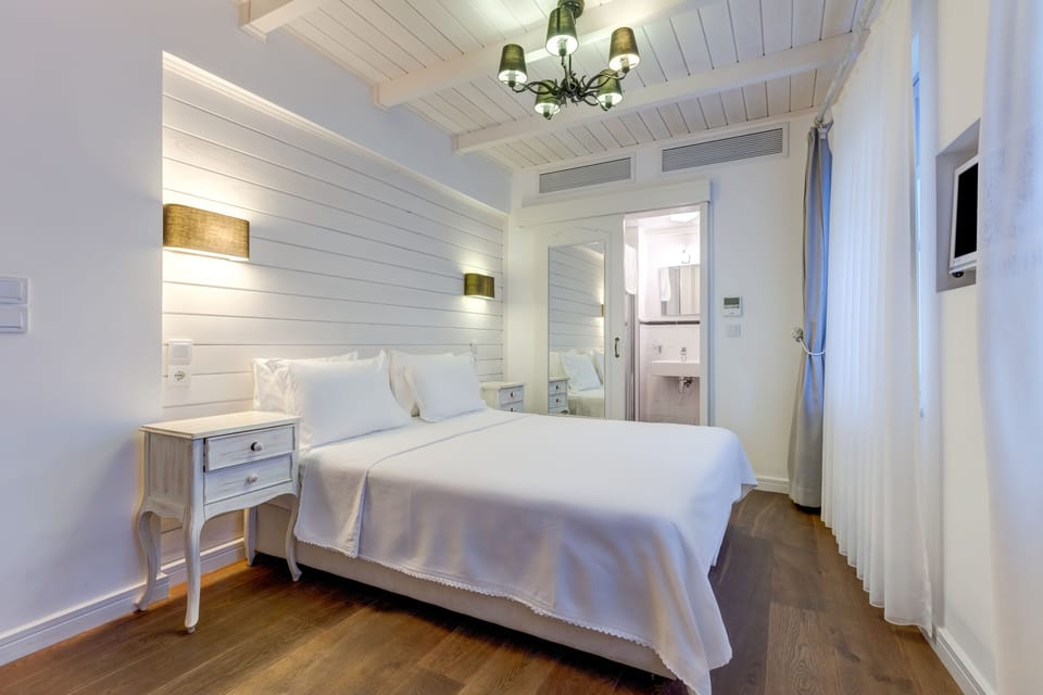 Double Room | Minibar, in-room safe, soundproofing, free WiFi