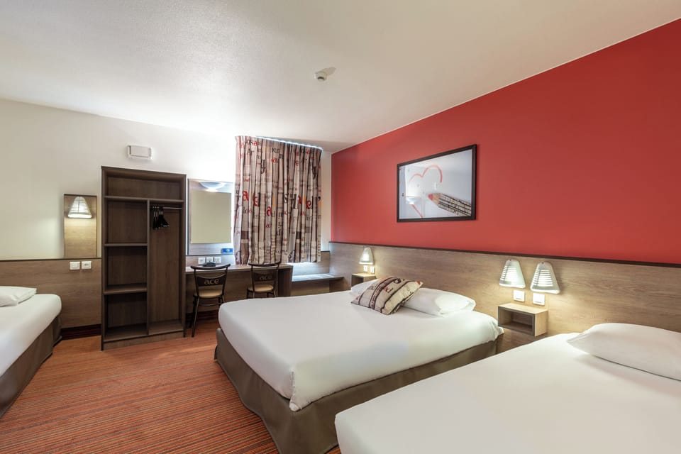 Family Room | Desk, soundproofing, free WiFi, wheelchair access