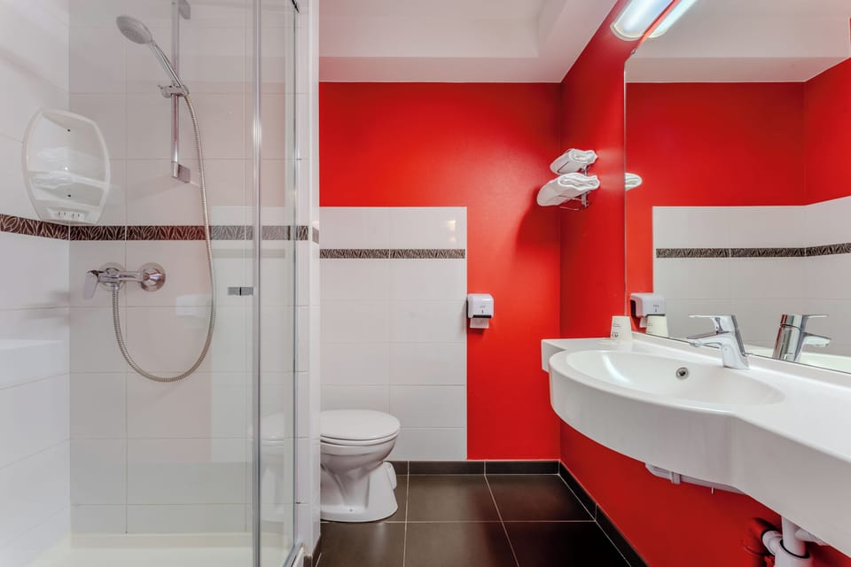Double Room, 1 Double Bed | Bathroom | Shower, free toiletries, hair dryer, towels