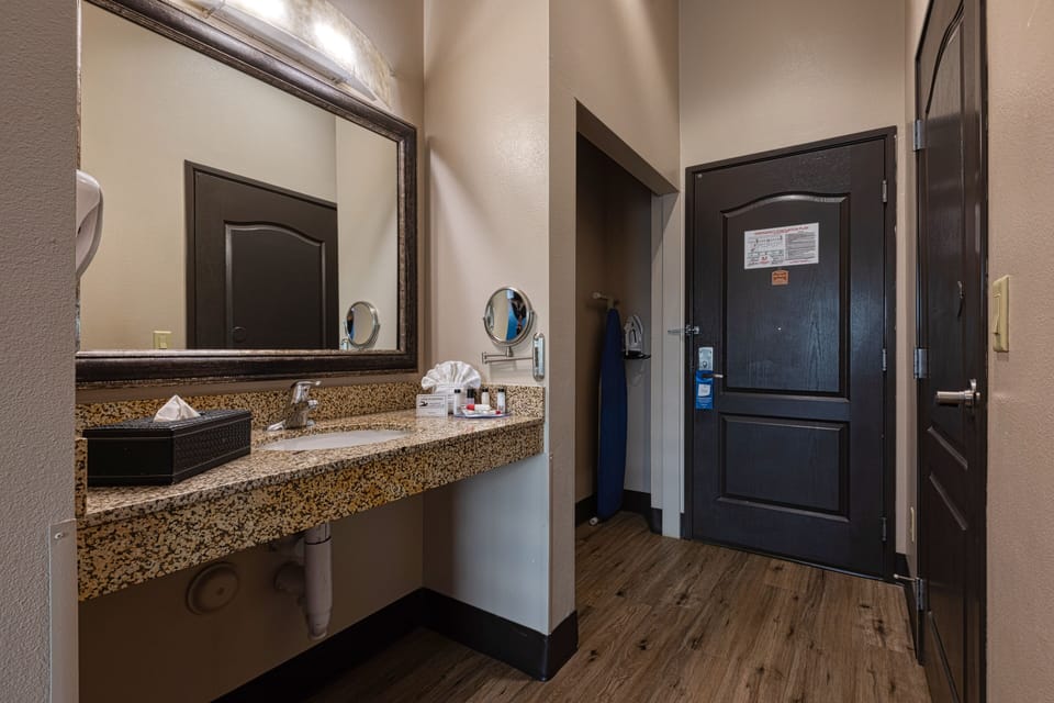 Room, 1 King Bed, Accessible, Non Smoking | Egyptian cotton sheets, premium bedding, down comforters, in-room safe