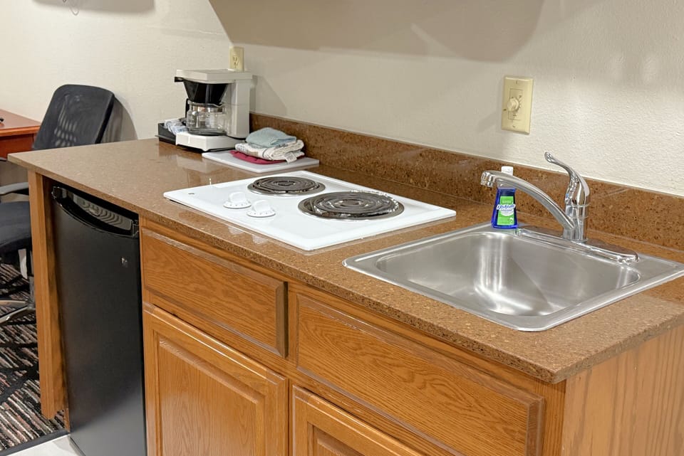 Studio, 1 Queen Bed | Premium bedding, down comforters, pillowtop beds, individually furnished