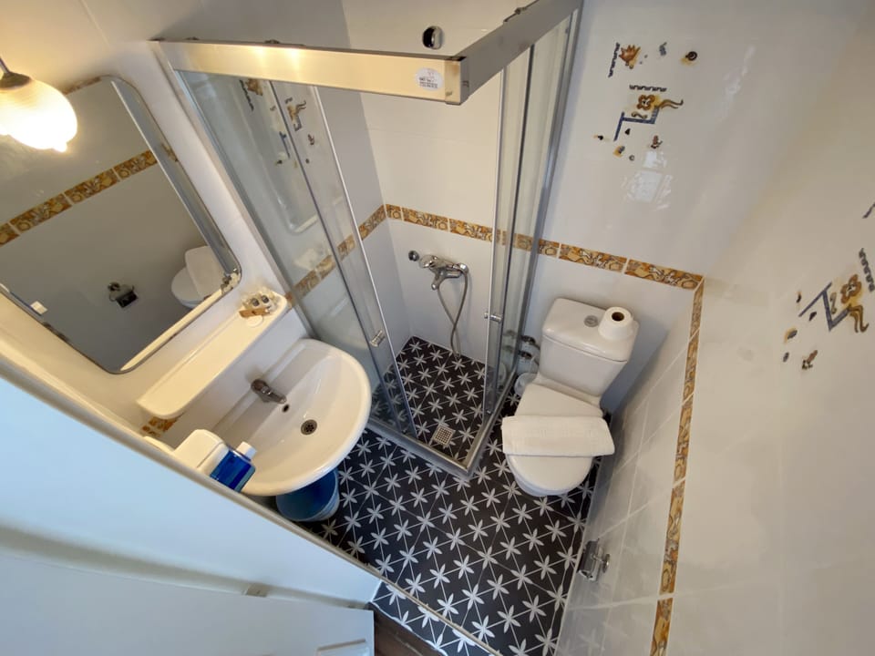 Shower, rainfall showerhead, free toiletries, hair dryer