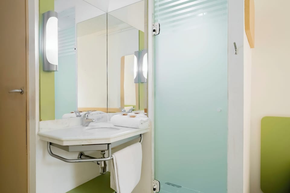 Standard Room, 2 Twin Beds | Bathroom | Shower, eco-friendly toiletries, towels
