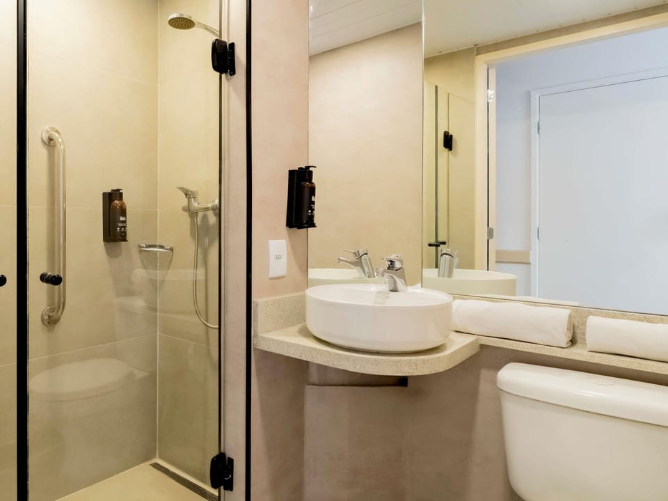 1 bedroom, desk, blackout drapes, free WiFi