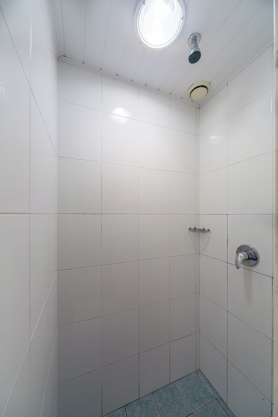 Shower, eco-friendly toiletries, towels